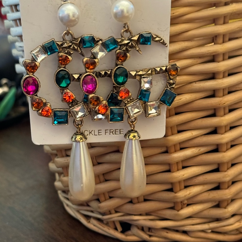 Rhinestone dangling earrings with pearls